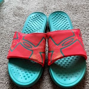 Womens coral & teal under armour slides size 9